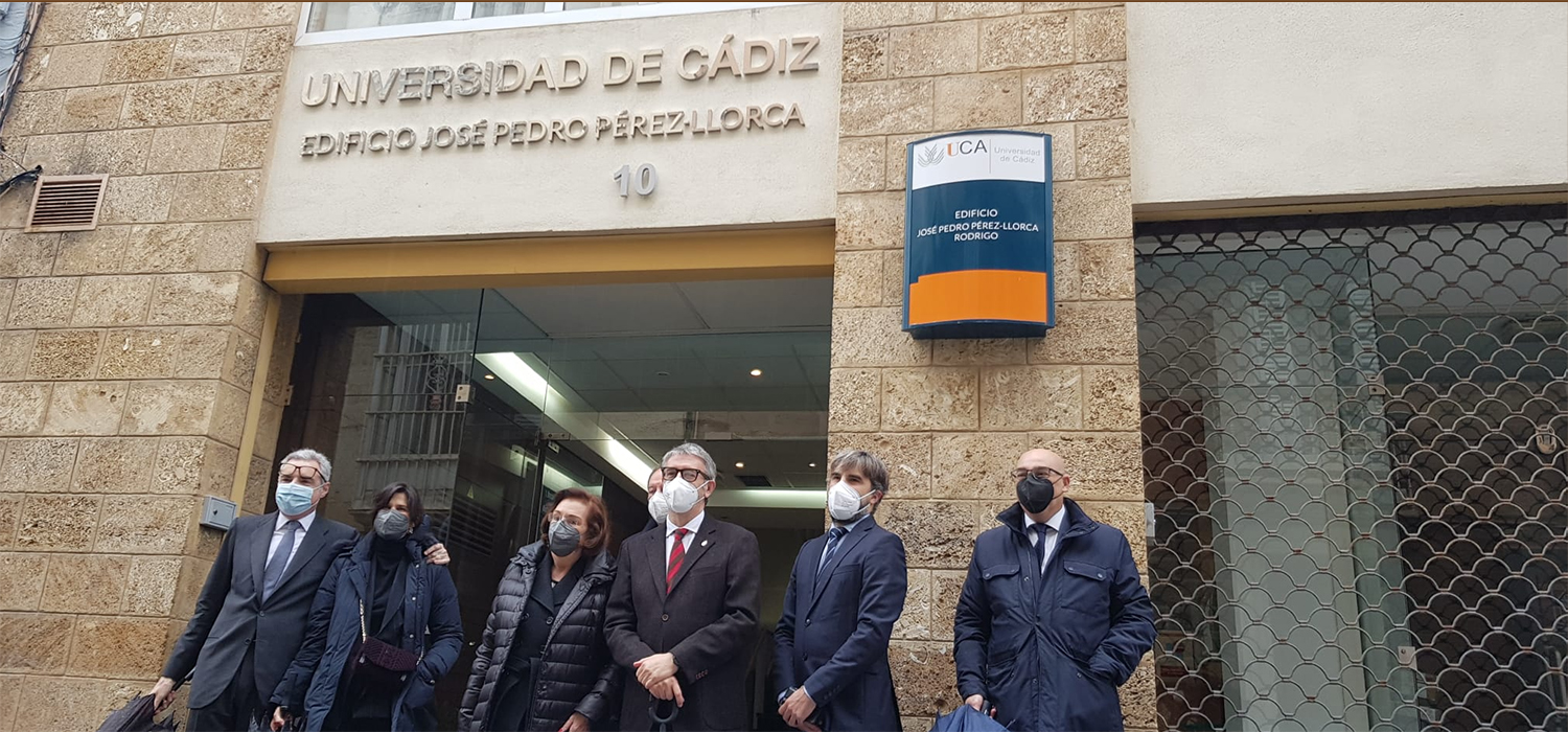 La Universidad de Cádiz rotula con el nombre de José Pedro Pérez-Llorca su edificio de la calle Ancha 10.